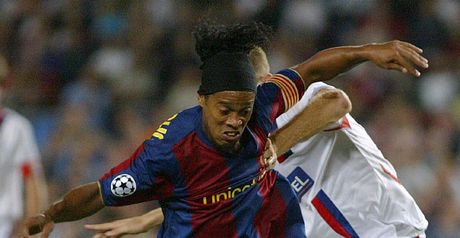 Ronaldinho: Holds off defender