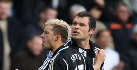 Alan Smith celebrates with saviour Viduka