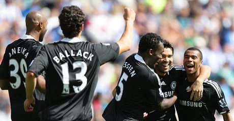 Chelsea celebrate Deco's goal