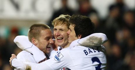 Tottenham celebrate Pavlyuchenko's penalty