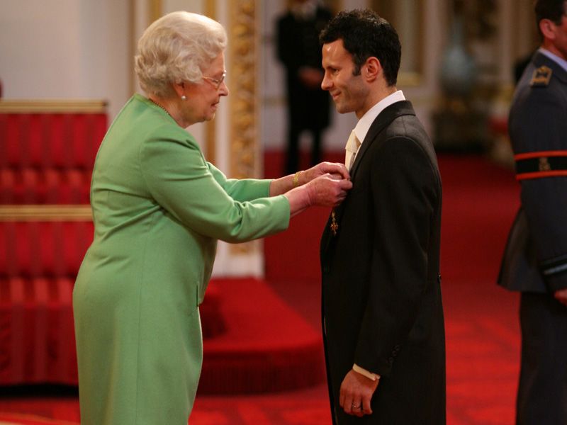 The Queen presents Giggs with an OBE in 2007