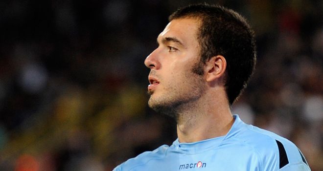 Viviano: Suffers anterior cruciate ligament in his left knee during training