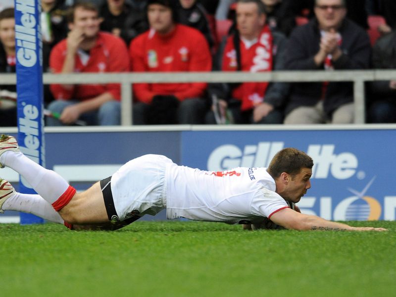 Kirk Yeaman added his side's third try as England went to the break with a 14-0 advantage.