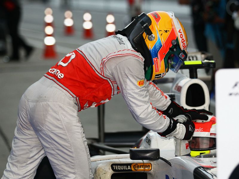Lewis Hamilton congratulates Sergio Perez