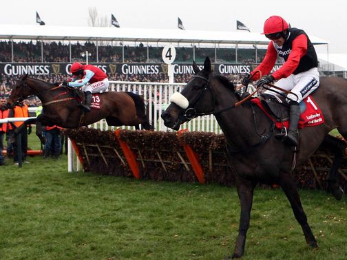 Voler La Vedette (left) serves it up to Big Buck's