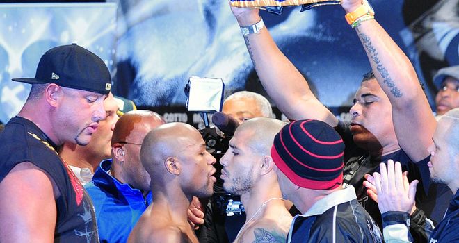 Floyd Mayweathwer (L) and Miguel Cotto at the weigh-in