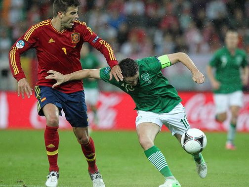 Keane tries to move away from Pique.