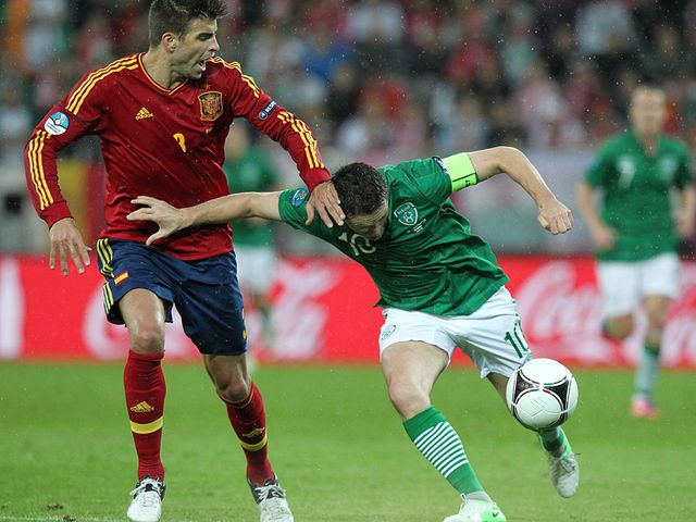 Keane tries to move away from Pique.