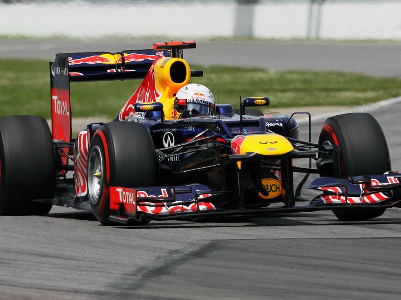 Sebastian Vettel enters turn 1