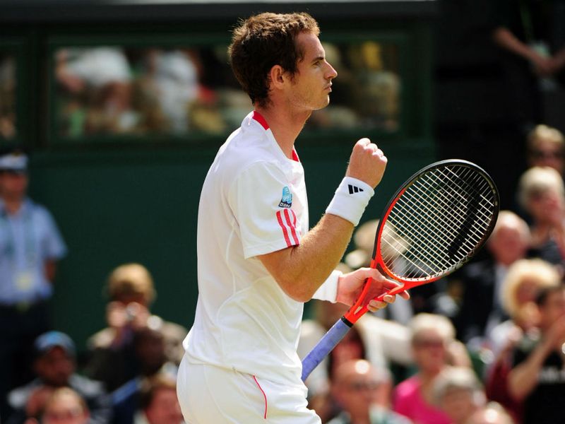 An excellent service game hands Murray the first set, and sends the Centre Court crowd wild.