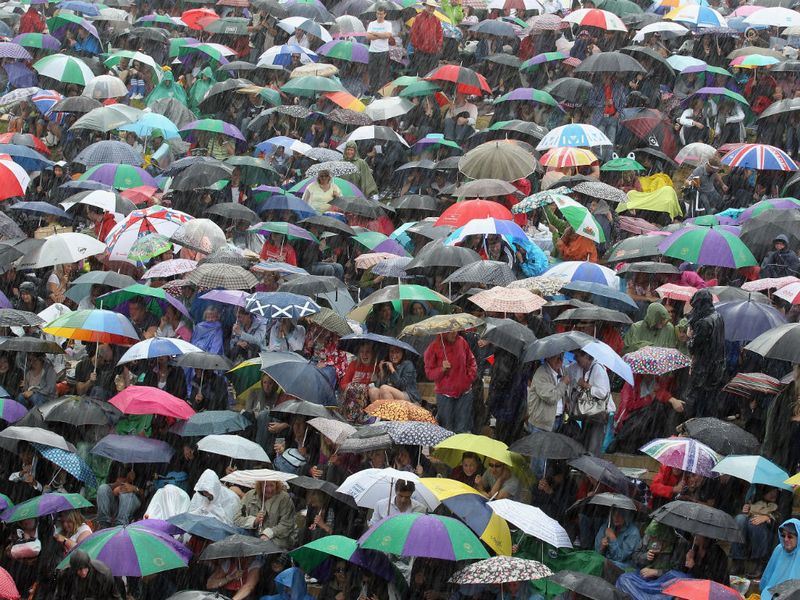 Fans on Henman Hill continue to receive a drenching, but back on Centre Court the roof is closed and the match gets back under way.