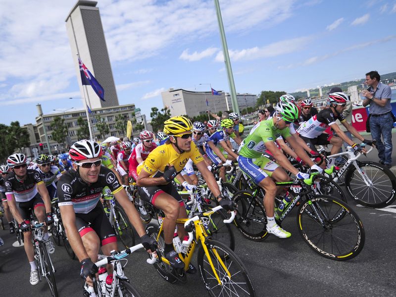 The peloton rolled out Rouen of under clear skies