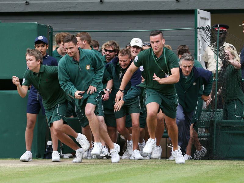 There was a 25-minute break between the first and second sets due to rain