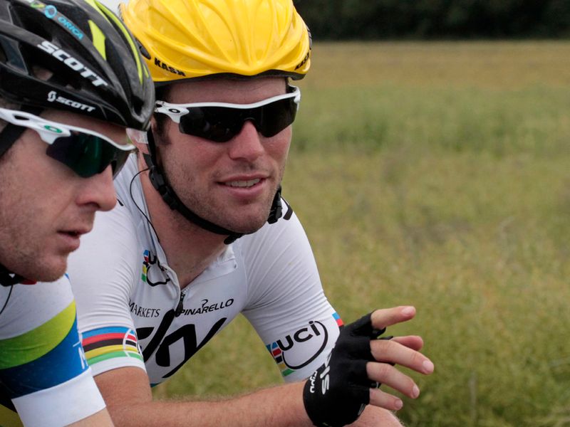 Cavendish chats with former-team-mate-turned-sprint rival Matt Goss