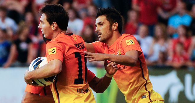Lionel Messi (l) celebrates his first goal