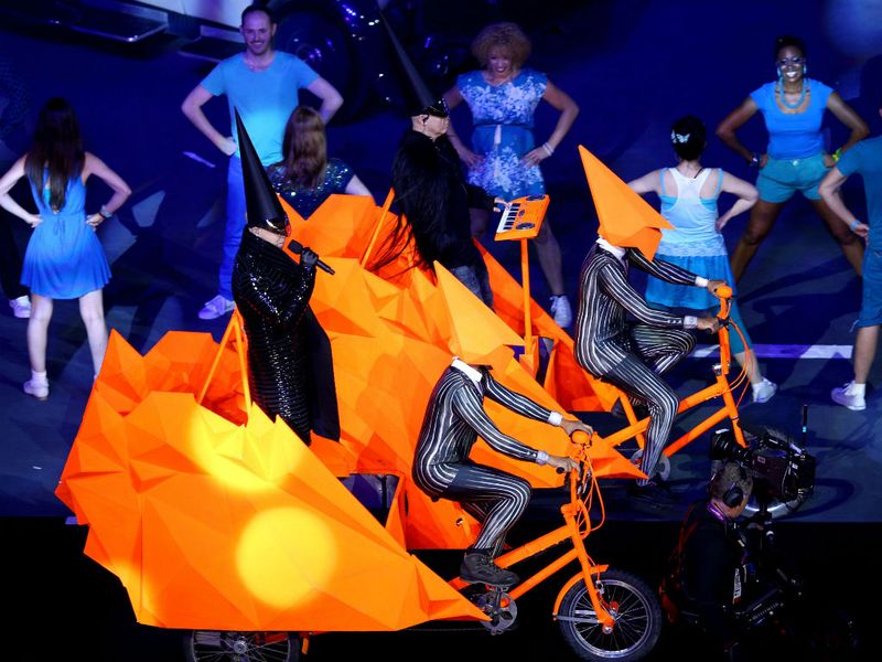 A Bradley Wiggins inspired performance from the Pet Shop Boys, as the Dance Duo perform their hit, "Westend Girls"