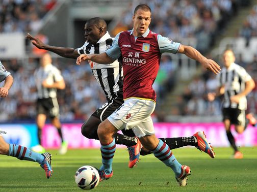 Demba Ba is blocked off by Ron Vlaar