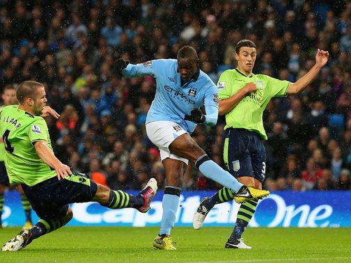 Mario Balotelli scores Man City's opening goal