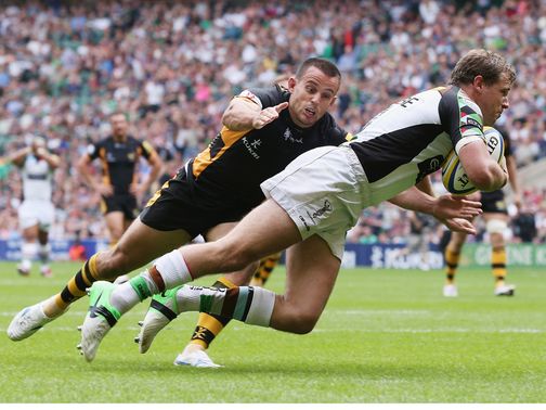Nick Evans goes in for a Quins try