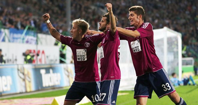 Lewis Holtby celebrates Schalke's second