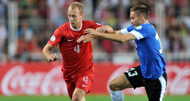 Semih Kaya moves away from Martin Vunk.