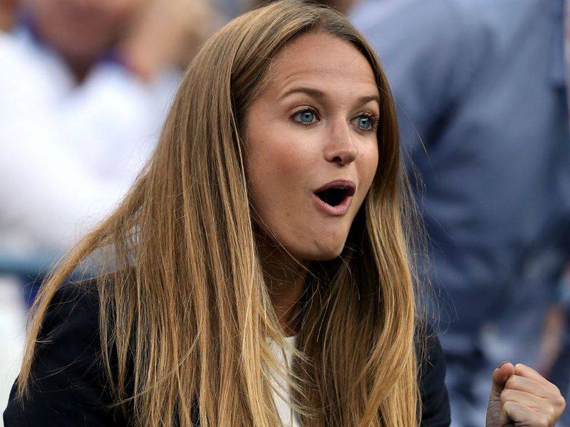 Murray's girlfriend Kim Sears enjoys the final set action from the players' box.