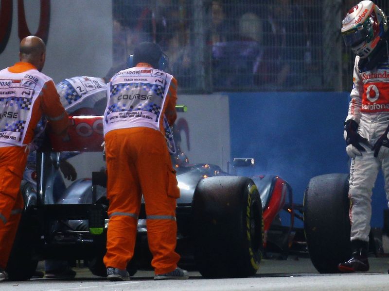 Lewis Hamilton retires from the lead of the race