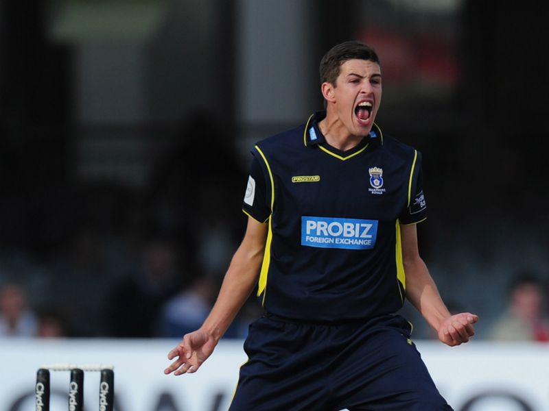 Chris Wood claimed 3-39 from his eight overs, dismissing Varun Chopra, Tim Ambrose and Rikki Clarke as the required-rate started to rise