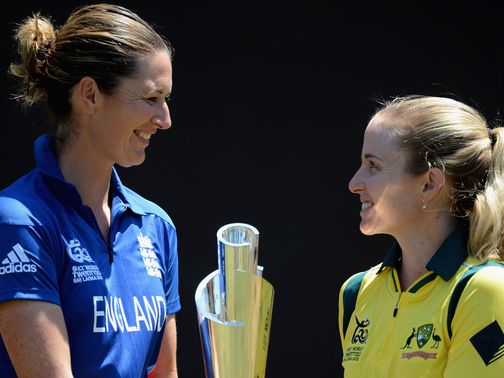 Edwards (l) and Australia's Jodie Fields pose with the trophy