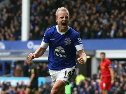 Steven Naismith celebrates Everton's equaliser against Liverpool.&nbsp;