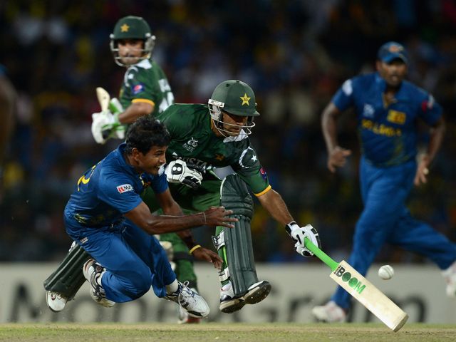 Mohammad Hafeez and Nuwan Kulasekara tangle