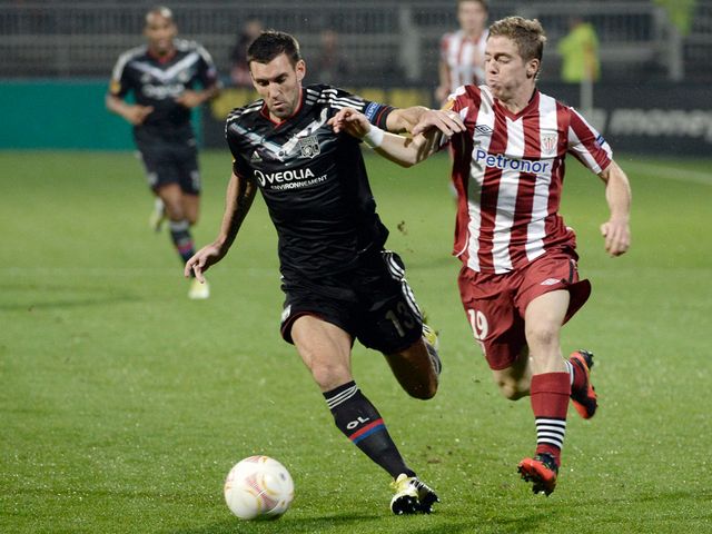 Iker Muniain gives chase to Anthony Reveillere