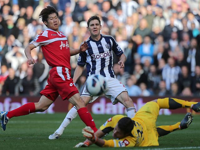 Julio Cesar saves a shot from Zoltan Gera.