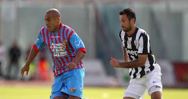 Morko Vucinic gives chase to Sergio Almiron.