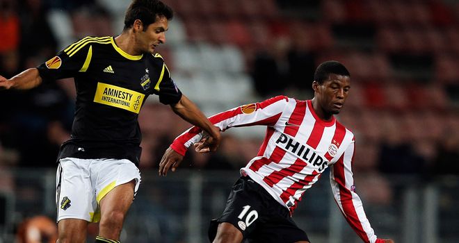 Georgino Wijnaldum controls the ball for PSV