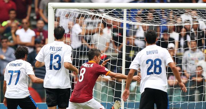 Erik Lamela scores for Roma.