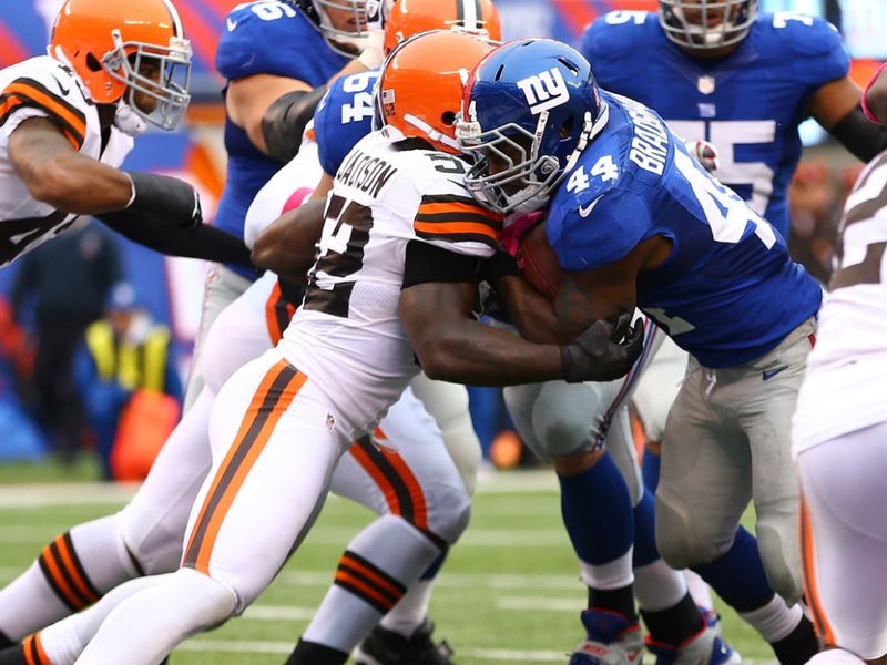 Ahmad Bradshaw ran for dead-on 200 yards as the New York Giants shot down the Cleveland Browns.