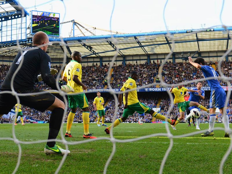 On 22 minutes Chelsea take the lead, Torres' overhead kick is blocked and the ball falls to Lampard who lashes home.
