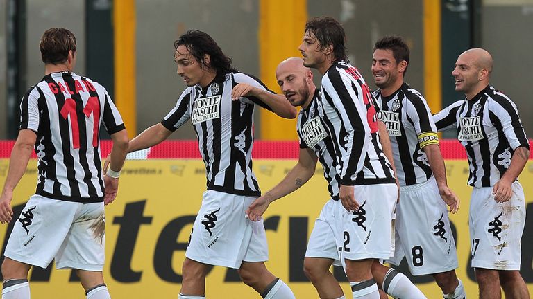 Siena celebrate Valiani's goal