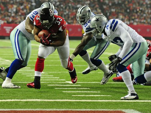 Michael Turner bags a key touchdown for the Falcons.