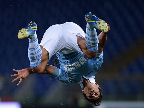 Hernanes celebrates in style