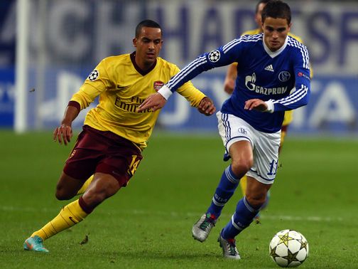 Ibrahim Affelay gets away from Theo Walcott