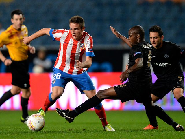 Saul Niguez and Makelele Santos battle for the ball
