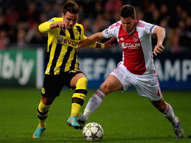Mario Goetze (l) is challenged by Niklas Moisander