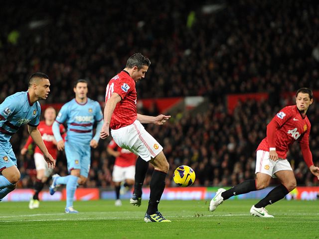 Robin van Persie gets United off to a flying start
