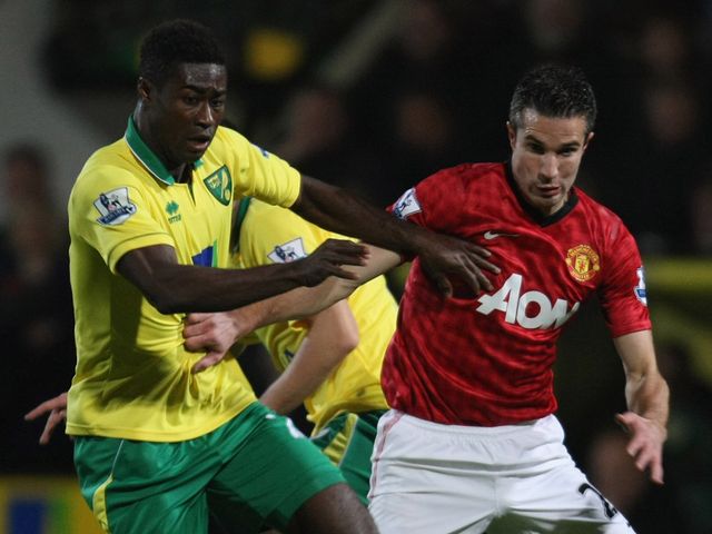 Alexander Tettey and Robin van Persie battle for the ball
