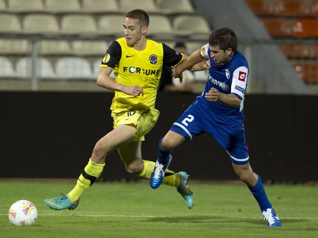 Pavel Kaderabek and Itzhak Cohen battle for the ball