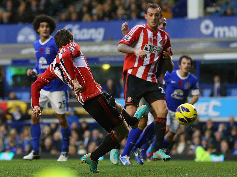 On the stroke of half-time, Sunderland take the lead against Everton, Adam Johnson bags his first goal for the club with a half-volley fired past Howard.