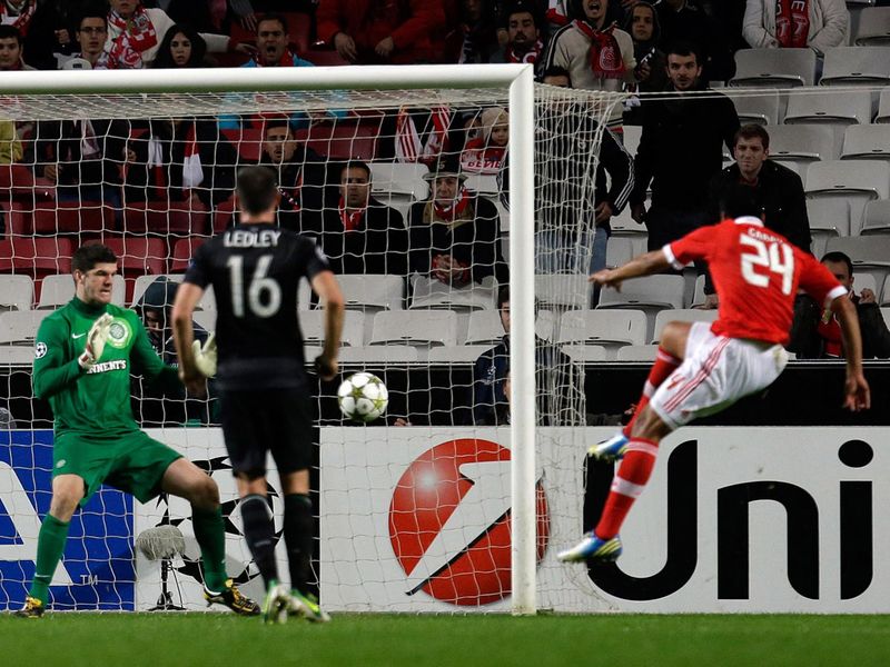 Ezequiel Garay restores Benfica's advantage against Celtic with this strike