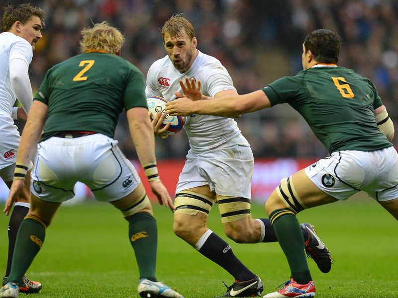 Chris Robshaw runs into heavy traffic